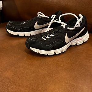 Nike black tennis shoe size 7.5.